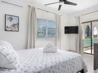 Spacious Home with pool, steps from the beach in Puerto Rico! Hotels in Vega Alta