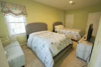 Scenic 2 bed, 1.5 bath condo with river views on St. Clair River - U2 - Homestays