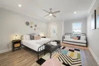 Exquisite New Superdome Group House w/Heated Pool, Parking, 8 Beds and 5 Baths - Kolam Renang Peribadi