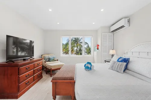 Beach Front Resort Villa ( 1 bedroom, sleeps 4) closest to hotel OV3