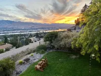 Spectacular skyline, river views from lovely yard. Bright and beautiful space. - 3-Star