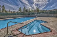 7 Mins to Lake Tahoe Beaches, 3 Mins to Heavenly Ski Slopes! Breathtaking Views! - balcony