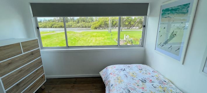 Lakeside House Tuncurry with deck overlooking the lake Hotel a Forster