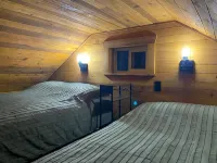 Cozy private 1 Bedroom & Loft cabin in the forest. Rustic with Modern features. - Homestays