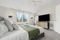 Royal Blue Haven ~ Walk Downtown Royal Oak, Game Room, Jetted Tub, Clean + Cozy - Homestays