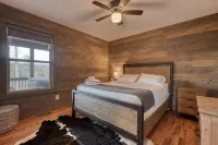 Quiet Cabin in Appalachian Mountains w/Mtn Views & Hot Tub - 4 星級