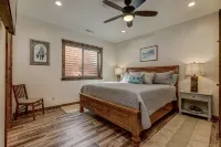 “Luxury Cabin Minutes from Zion East Entrance Views & Hot Tub” - balcon