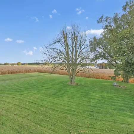 Quiet, private apartment on a 160-year-old farm. Attractions within 5 miles.