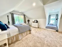 Lakefront Haven: Waterfront Oasis with Dock, Spacious Swim Pier & Pano Lake view