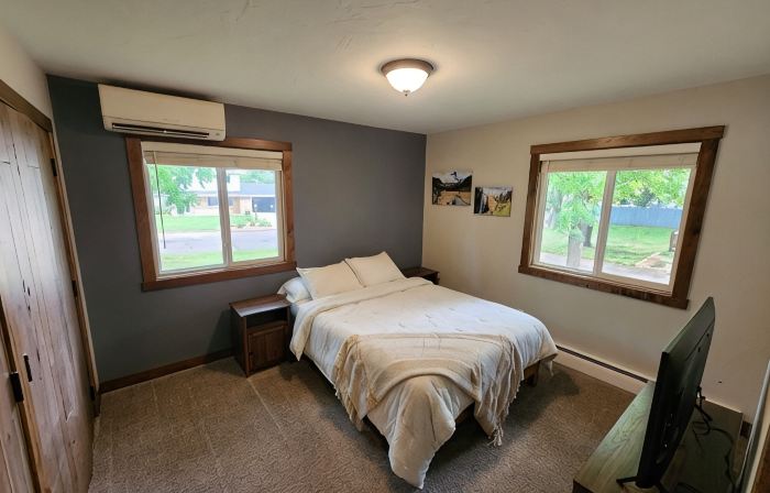 Gorgeous 5 bed Remodel near Downtown Hudson for Groups!