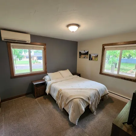 Gorgeous 5 bed Remodel near Downtown Hudson for Groups!