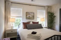 Athens Luxury - King Master ~ 3Bdrm Home ~ 1 mile to Downtown ~ Minutes to UGA - Kitchens