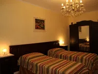 Isolated on hill, flat with terrace,garden among romanesque art,quiet,nature Hotele w: Cocconato