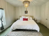 Eclectic cottage, steps from downtown カールトンのホテル