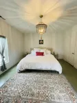 Eclectic cottage, steps from downtown - Bungalows