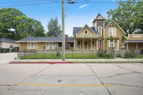 Tower House Inn: Charming 3BD/2.5BA BNB w/Private Parking & Walk to Downtown - 4 tähden