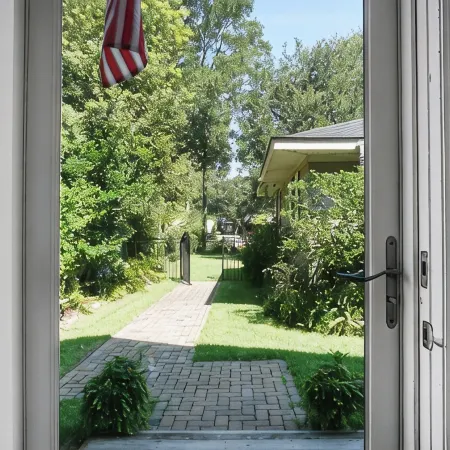 Charming cottage! Central to beach & downtown