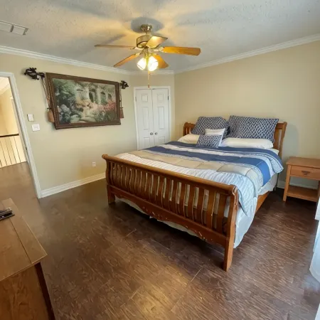 Beautiful fully furnished lakefront house