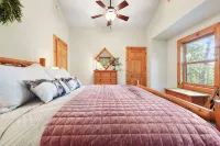 Logged & Loaded Cabin! 9Min to WISP! Hot tub, fire pit! Pets! EV charger! - Parvekkeita