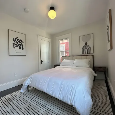 Downtown Salem Chic - 3 Bedroom w/ Parking
