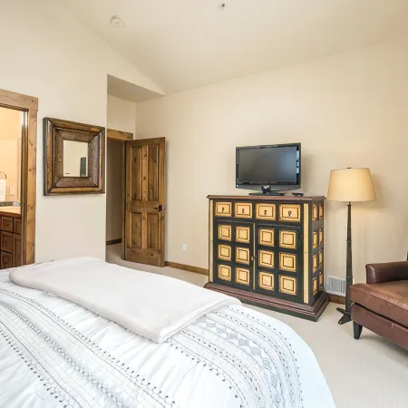 Luxury, END UNIT townhome w/amazing views & privacy. High-end furnishings. Cozy.