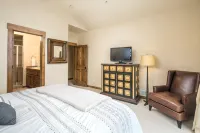 Luxury, END UNIT townhome w/amazing views & privacy. High-end furnishings. Cozy. - breakfast