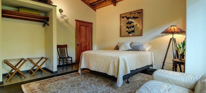 Escape to your private oasis perched on a cliff with a jungle view ヒロのホテル