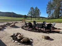 2 King beds, huge deck at a picturesque chalet - Hytter