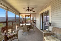 Escape to Lake Chatuge! Stunning views of the mountains and lake! - シャレー