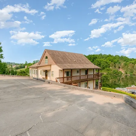 Beautiful Lakefront Home, Private Dock, Sleeps 16, 12 minutes to Ark Encounter