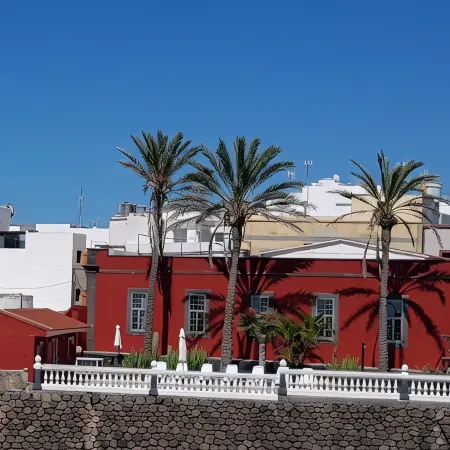 Historical house facing the sea in Finca de Plataneras.
