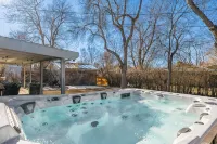 ~Huge Hot Tub~Theater/Game Room~Family Friendly~Private Backyard Oasis~Fire Pit~ - 4-Star