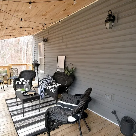 Cozy farmhouse! Pool table, fire pit, minutes to Lake James, downtown Marion!