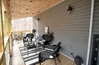 Cozy farmhouse! Pool table, fire pit, minutes to Lake James, downtown Marion! - Boutique
