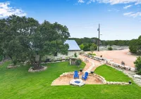 Hill Country views, beautiful sunsets, private, and natural wildlife. - 4성급