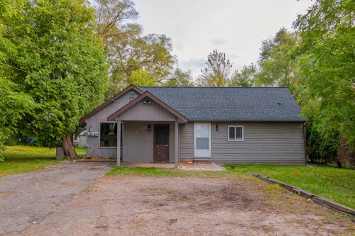Updated Ann Arbor ranch w/private yard and lots of parking! - บังกะโล