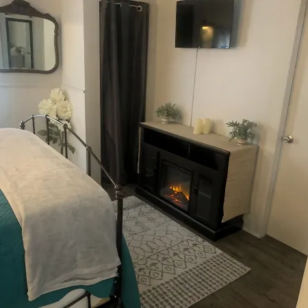 Beautiful 2nd story apartment 10 minutes from 2 state parks.