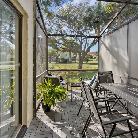 Sleeps up to 8 - Free Parking - Heated Pool - Steps to Beach - Close to Downtown