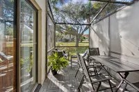 Sleeps up to 8 - Free Parking - Heated Pool - Steps to Beach - Close to Downtown - 2-Sterne