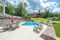 Luxe 8BR Lakefront Home, Private Pool, Hot Tub, Gameroom, Putting Green, Firepit - 5-نجوم