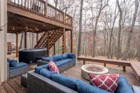 4-Bedroom Retreat in Massanutten: Hot Tub, Near Skiing, Golf, & Adventure Park - Parvekkeita