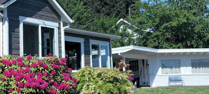 Otter Getaway - Quartermaster Harbor Beach House. Hotels in Vashon
