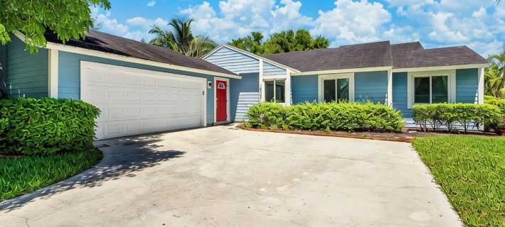 Jupiter Palm Oasis! Lakefront Pool Home w/ Game Room, BBQ, Beach Chairs, Coffee! ジュピターのホテル