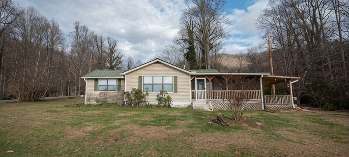 Stunning Views w/Firepit, 2/1 Cottage, Creek, Starlink, Ada + Pet Friendly 코위 호텔