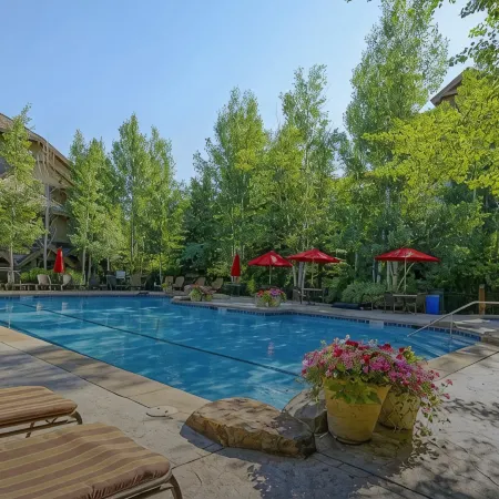 3 Bedroom Condo Just Steps From Arrowhead Lift