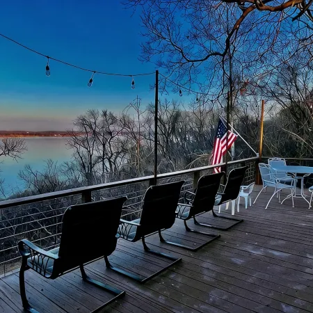Lake View cottage, secluded, quiet, total remodel, 3 king beds