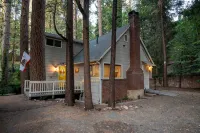 Pine Tree Hideaway with flat property/parking - 3-Star