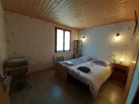 Chalet with fireplace (wood supplied) sleeps 10 (discount for stays of 3 nights or more) - 小木屋