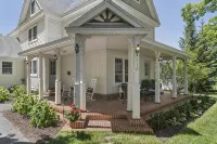 Beautiful 4 bedroom home just 3 1/2 blocks from downtown & Lake Michigan - Boutique