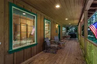 Cozy Cascade Cabin. Relaxing Hot Tub, Spacious and Creek Nearby - Boutique